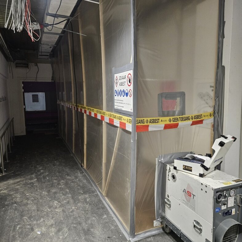 Asbestsanering afgeschermde ruimte met AST-unit