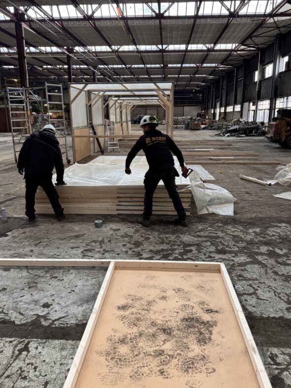 STEN-medewerkers bouwen containment op in grote hal