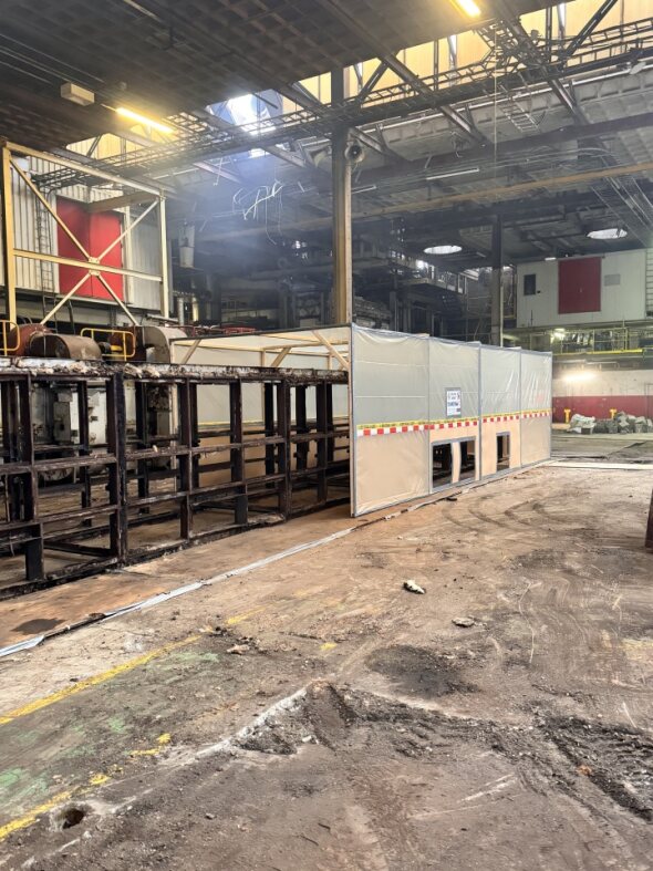 Saneringszone in zware industrie met containment