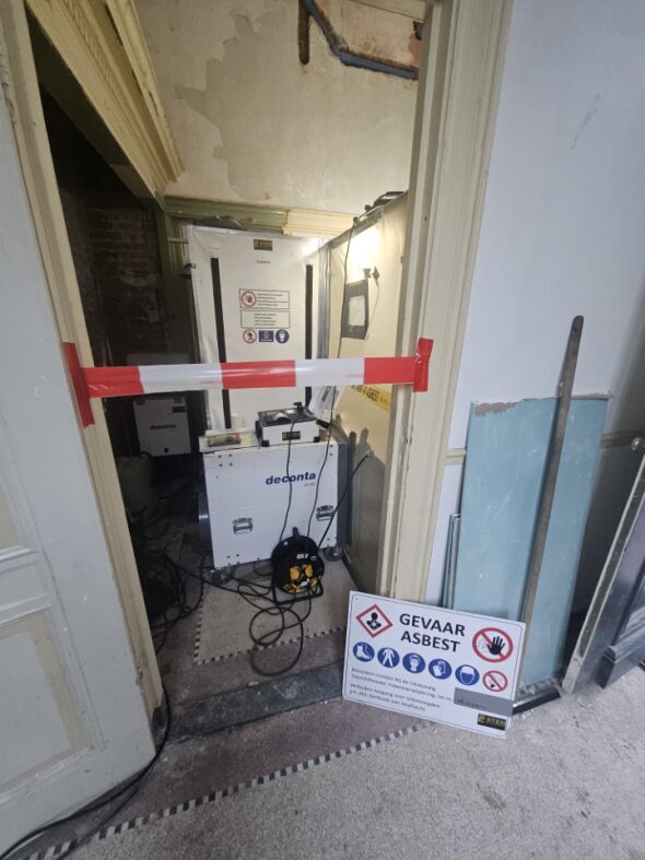 Gevaar asbest bord bij woning — Deconta unit