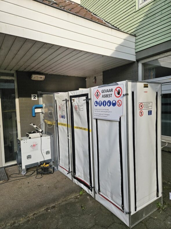 Saneringstent buiten woonblok